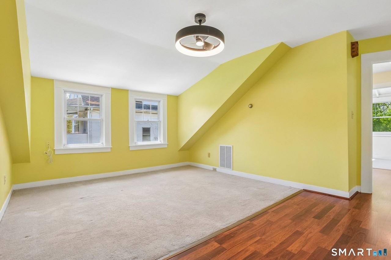 1572 Whitney Ave - Photo 4 of 24
