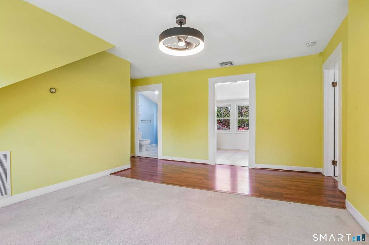 1572 Whitney Ave - Photo 5 of 24