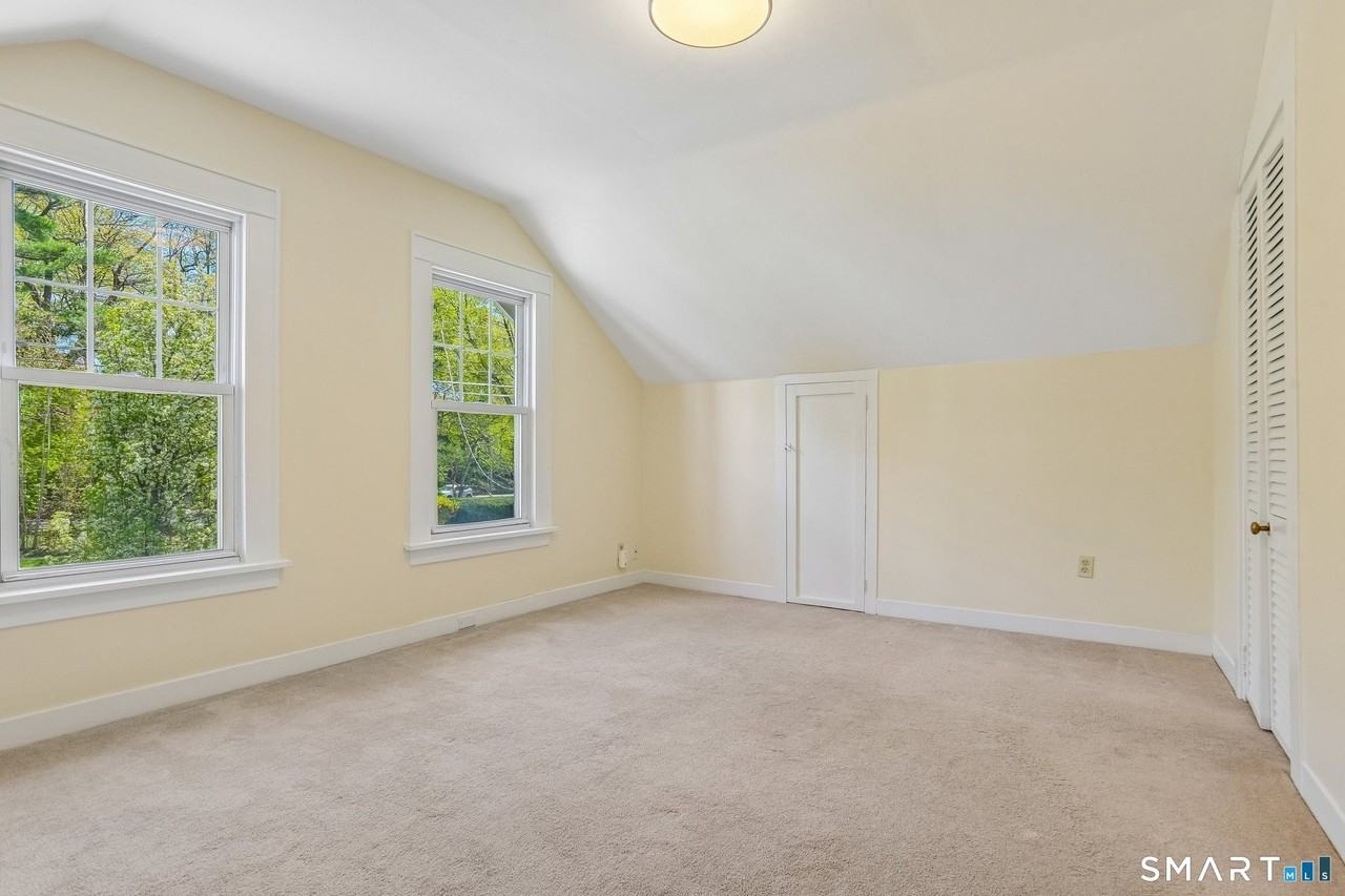 1572 Whitney Ave - Photo 6 of 24