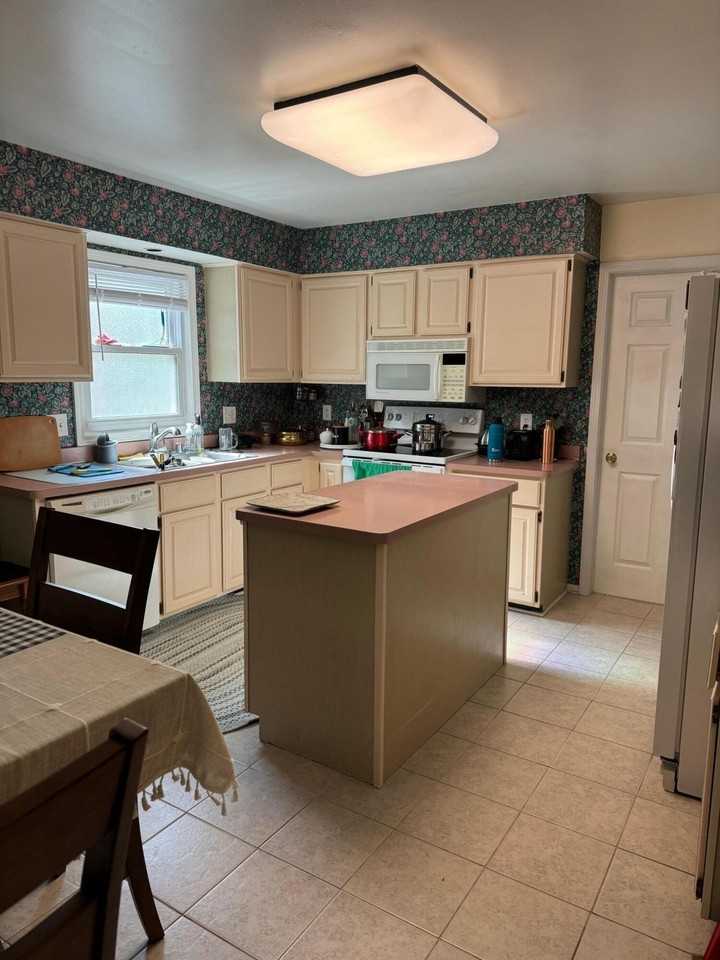 456 Essex Dr - Photo 3 of 12