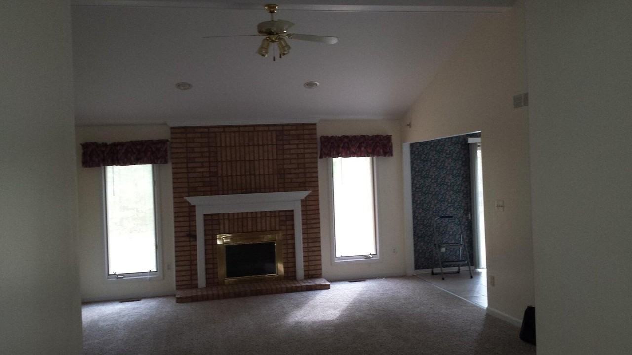 456 Essex Dr - Photo 6 of 12