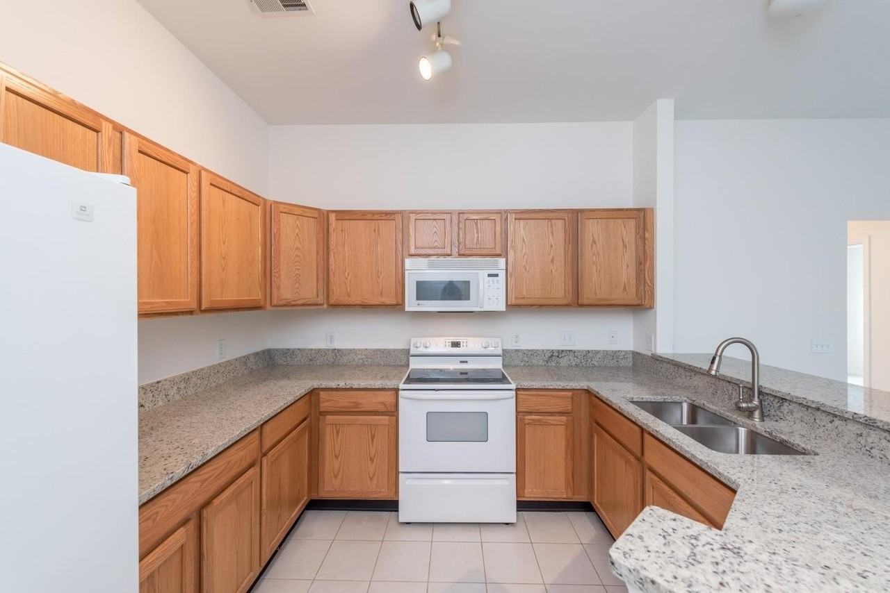 2800 S Knightsbridge Cir - Photo 5 of 30