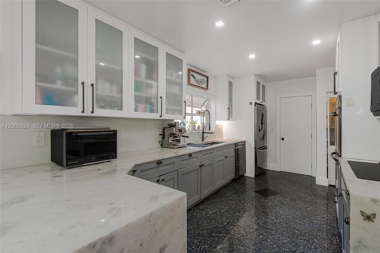 9048 Carlyle Ave - Photo 5 of 21