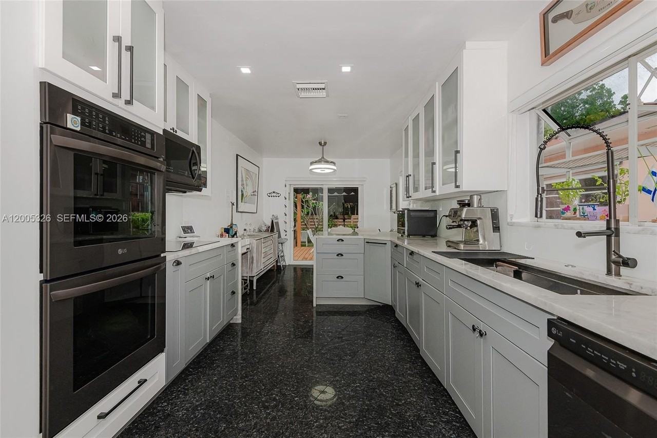 9048 Carlyle Ave - Photo 6 of 21