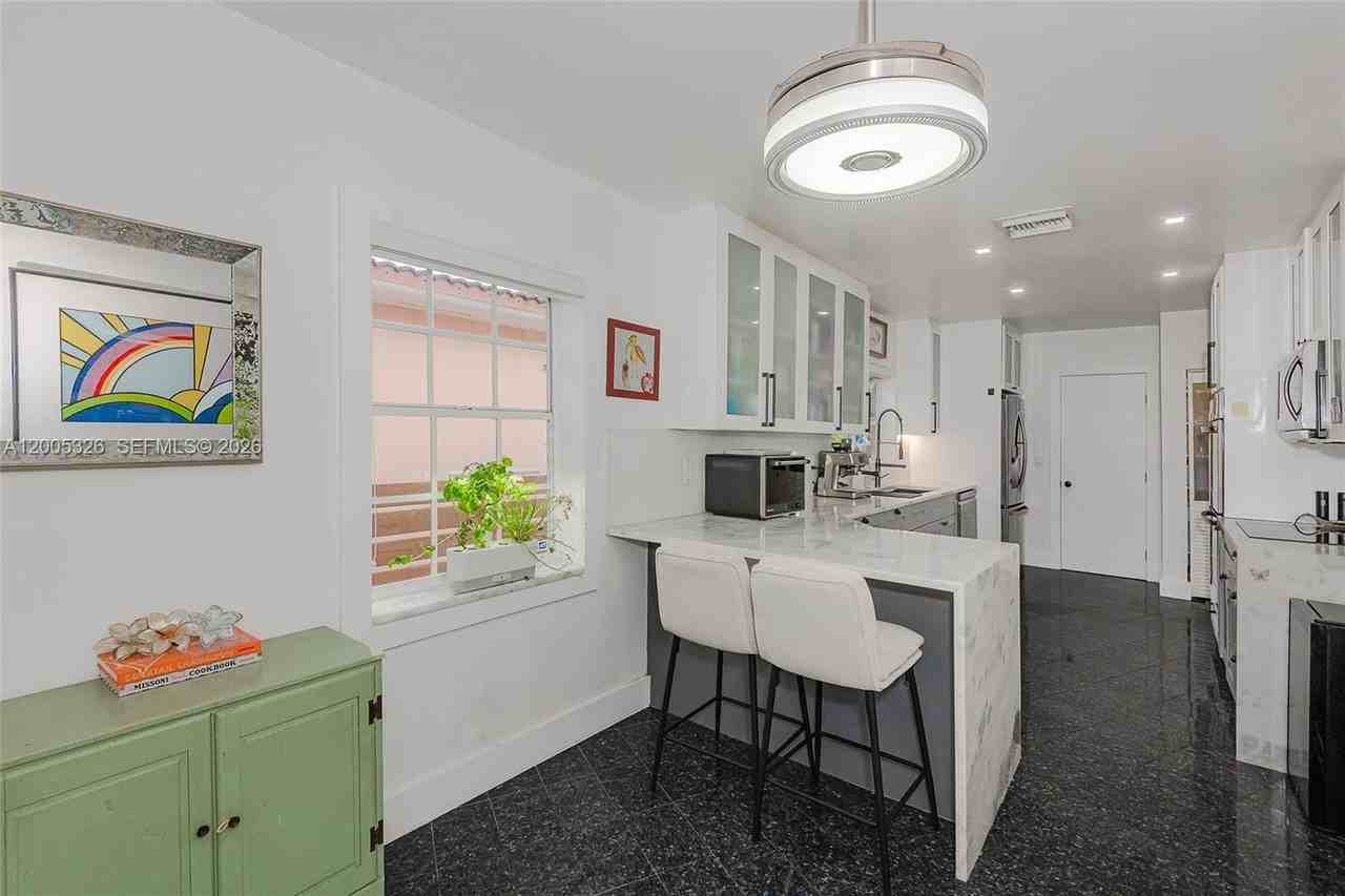 9048 Carlyle Ave - Photo 7 of 21
