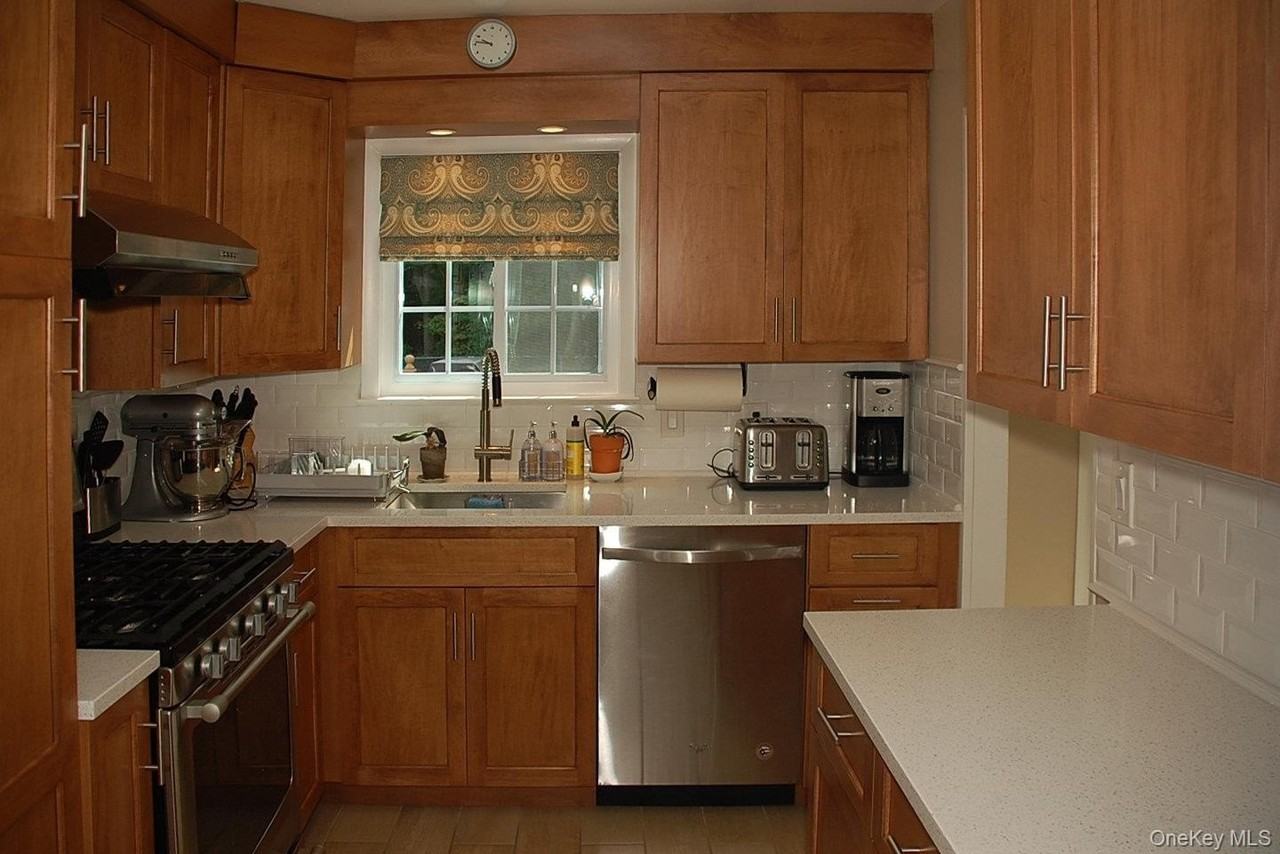 18 Coralyn Ave - Photo 5 of 28