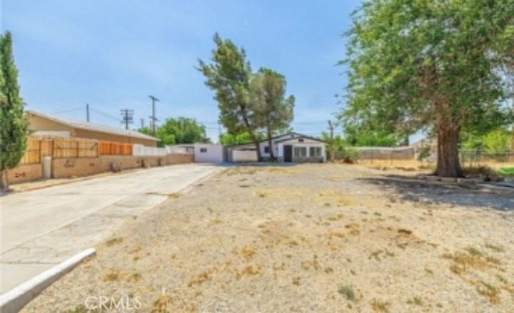 1024 W Newgrove St - Photo 2 of 10