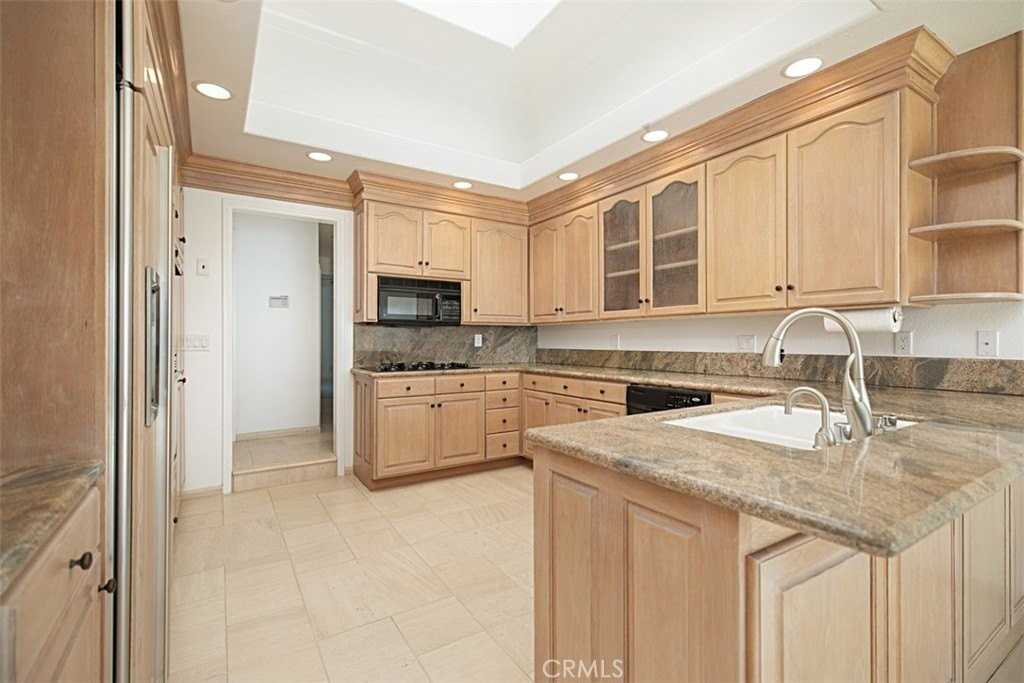 408 Pasadena Ct - Photo 3 of 27