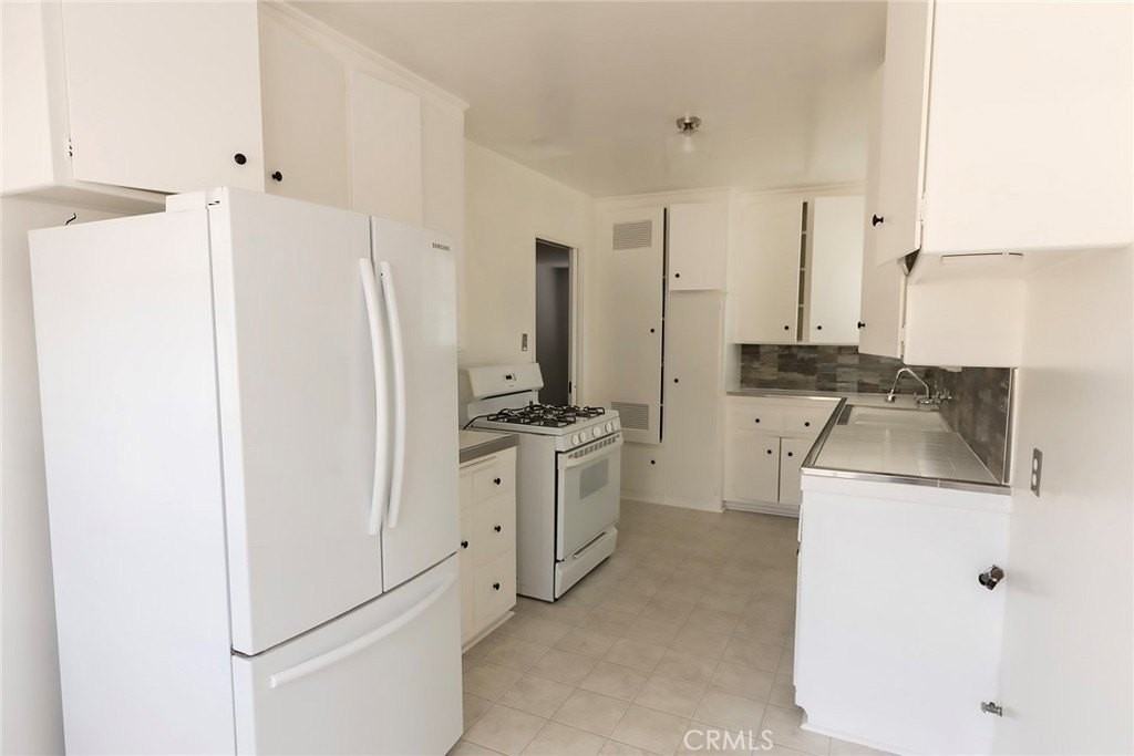 22010 Ocean Ave - Photo 5 of 24