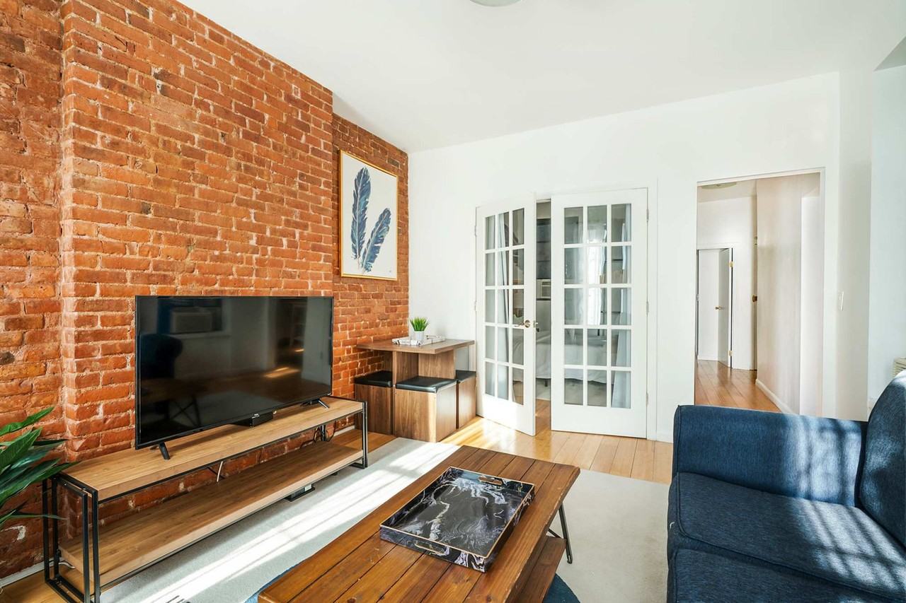 454 W 47th St #1021932P - Photo 3 of 18