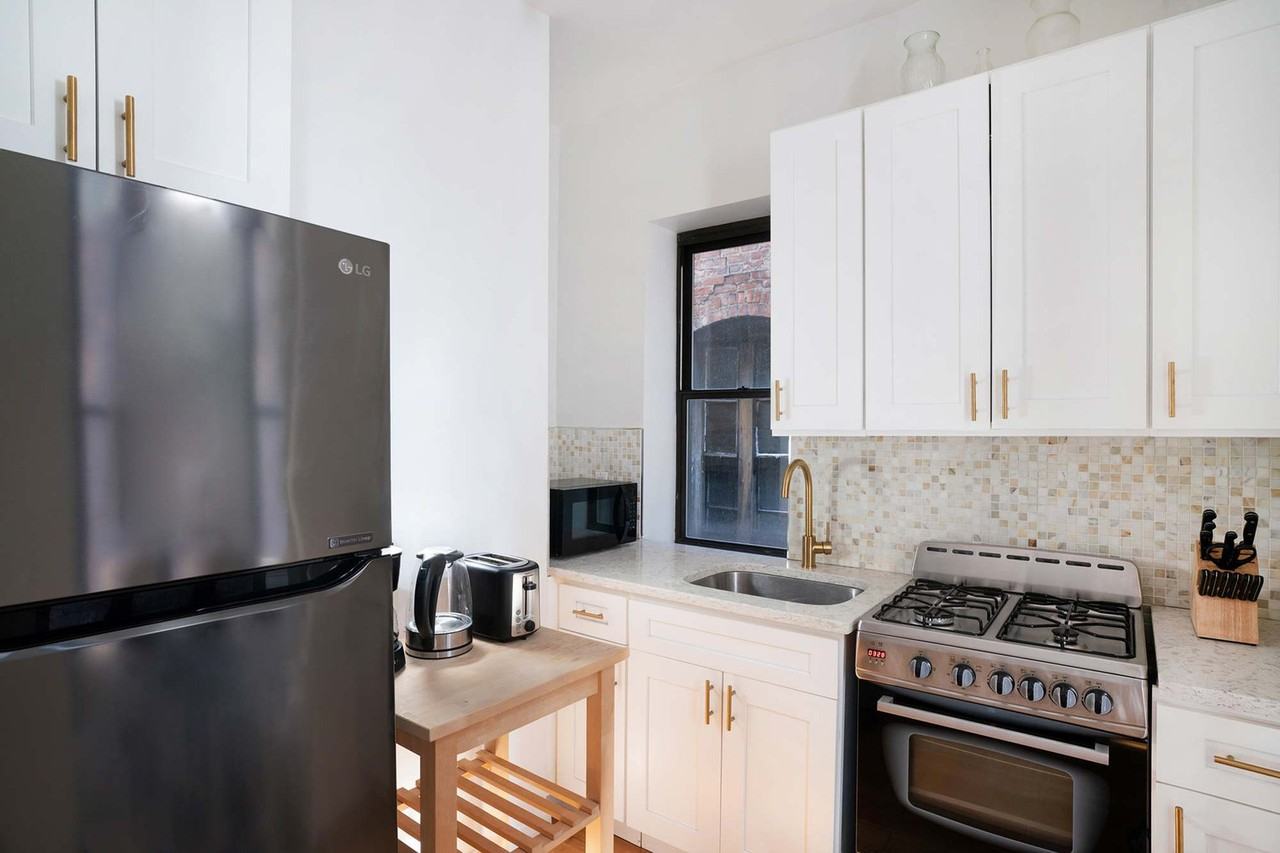 454 W 47th St #1021932P - Photo 4 of 18