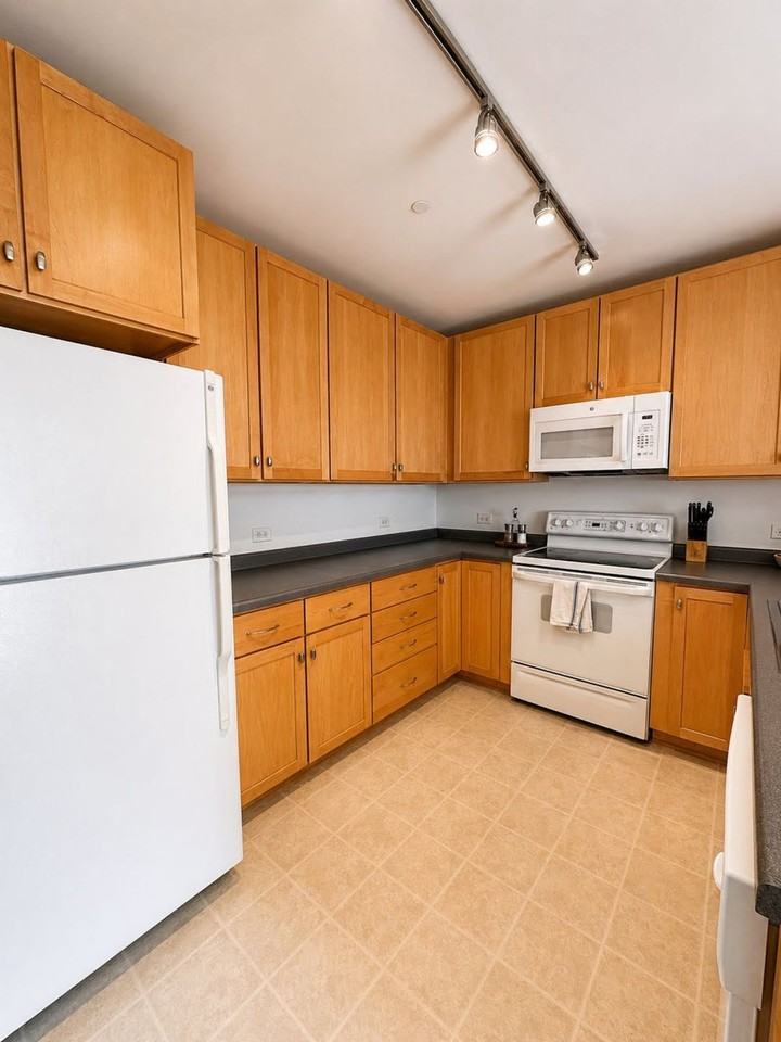145 N Jackson St #1379019P - Photo 6 of 32