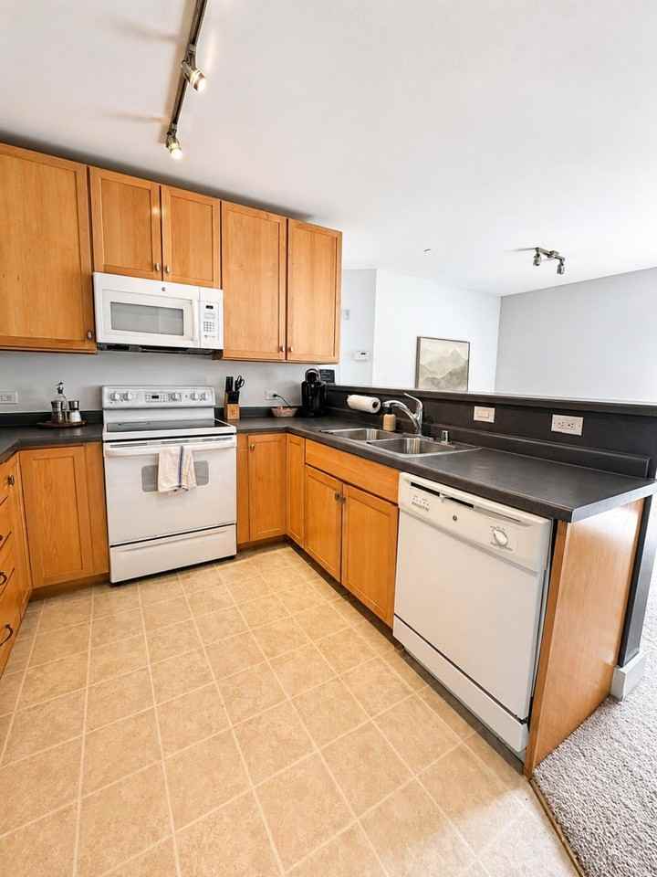 145 N Jackson St #1379019P - Photo 7 of 32