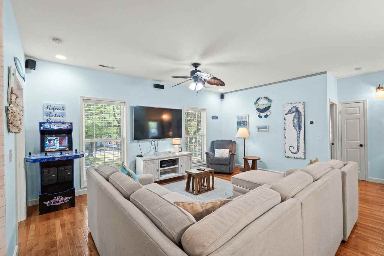 306 Pine St S #1521900P - Photo 2 of 50