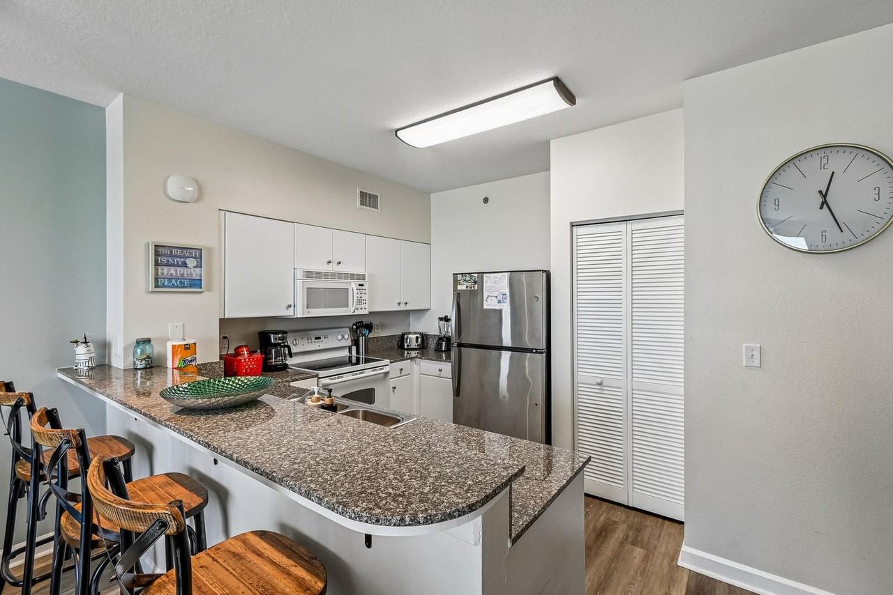 9896 S Thomas Dr #1523365P - Photo 3 of 30