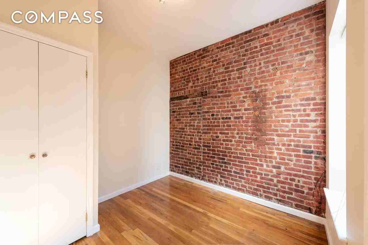 710 Amsterdam Ave #5D - Photo 3 of 6