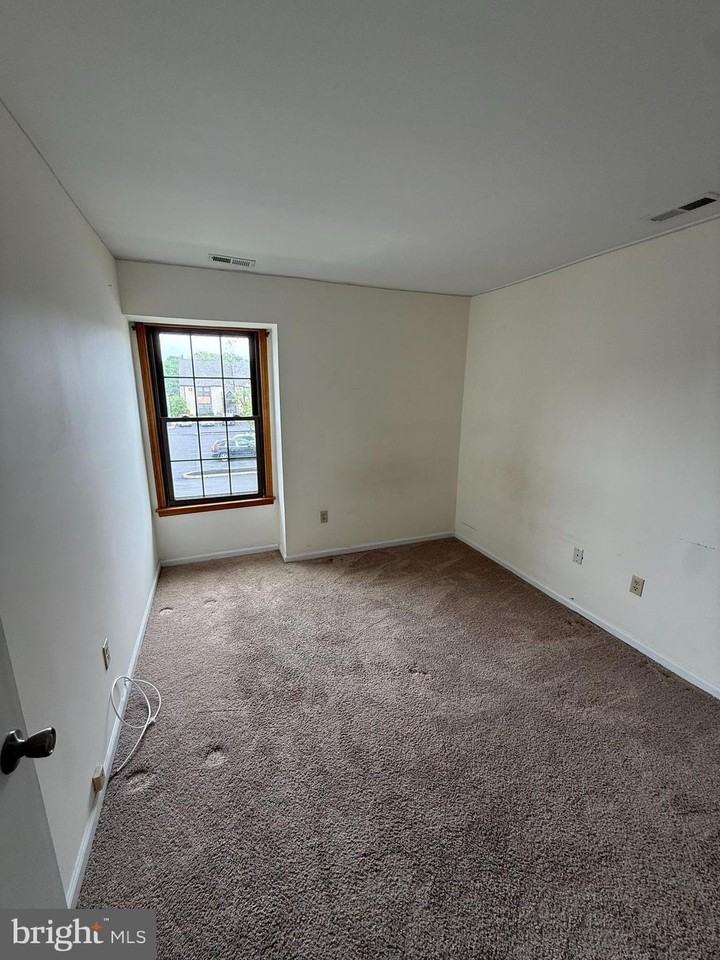 339 Georgia Ct - Photo 5 of 12