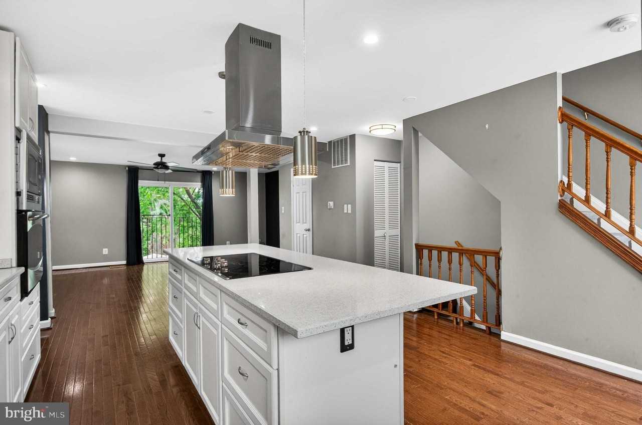 16611 Geddy Ct - Photo 5 of 32