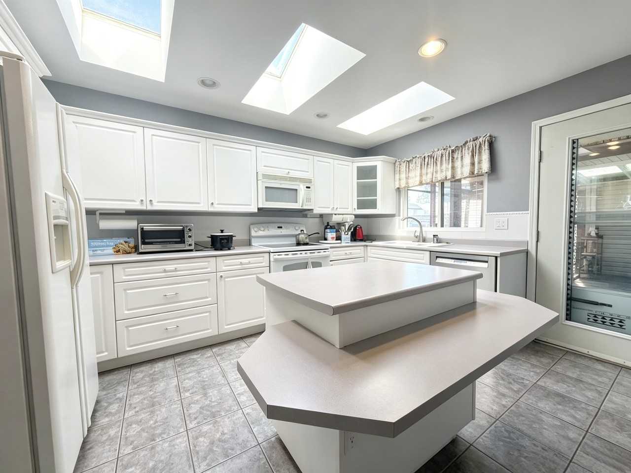 7877 168 St #1 - Photo 4 of 18