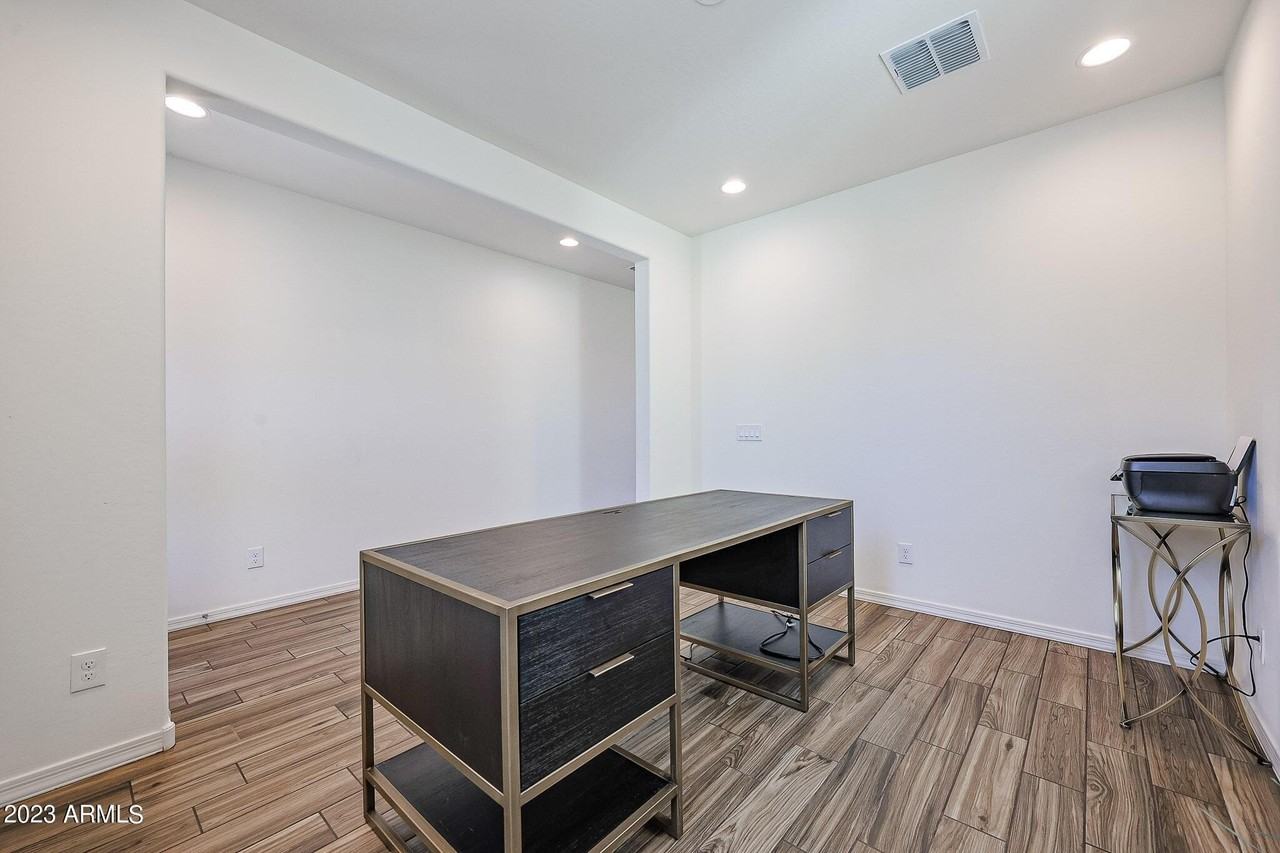 7424 S 32nd Dr - Photo 6 of 35