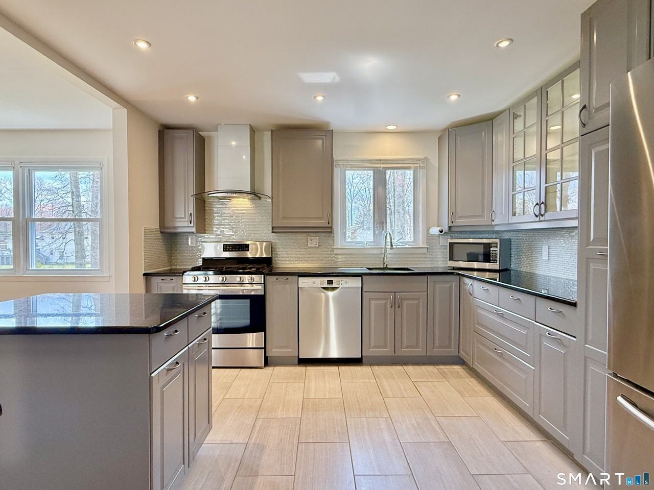 47 Fuller Dr - Photo 3 of 40