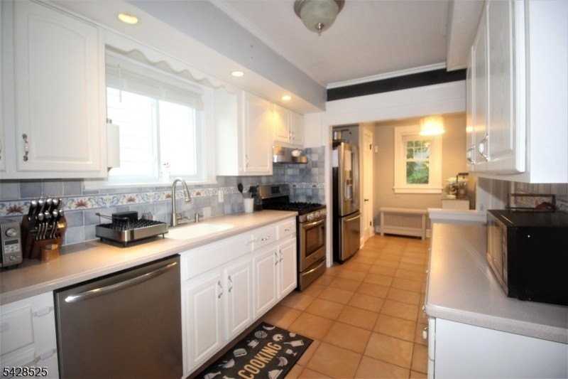 232 Belvidere Ave - Photo 5 of 15