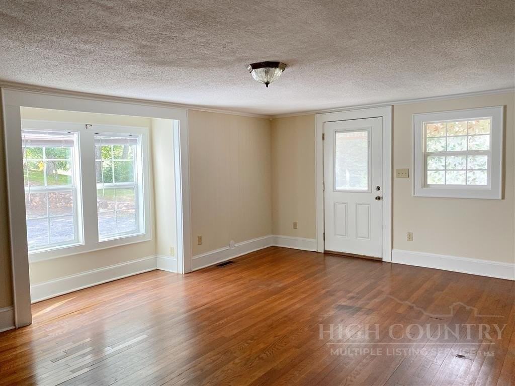 807 Mount Jefferson Rd - Photo 2 of 16