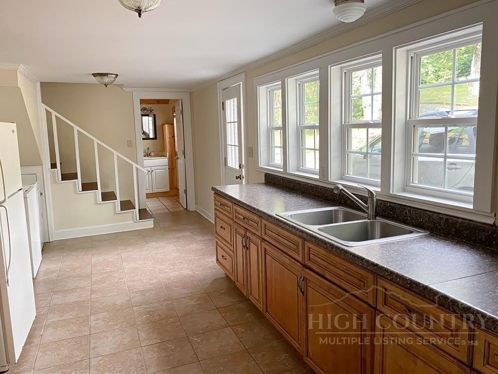 807 Mount Jefferson Rd - Photo 4 of 16