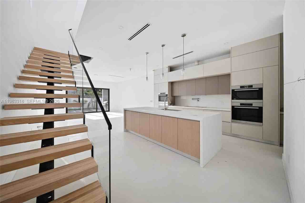 11 Se 12th Ave - Photo 5 of 18