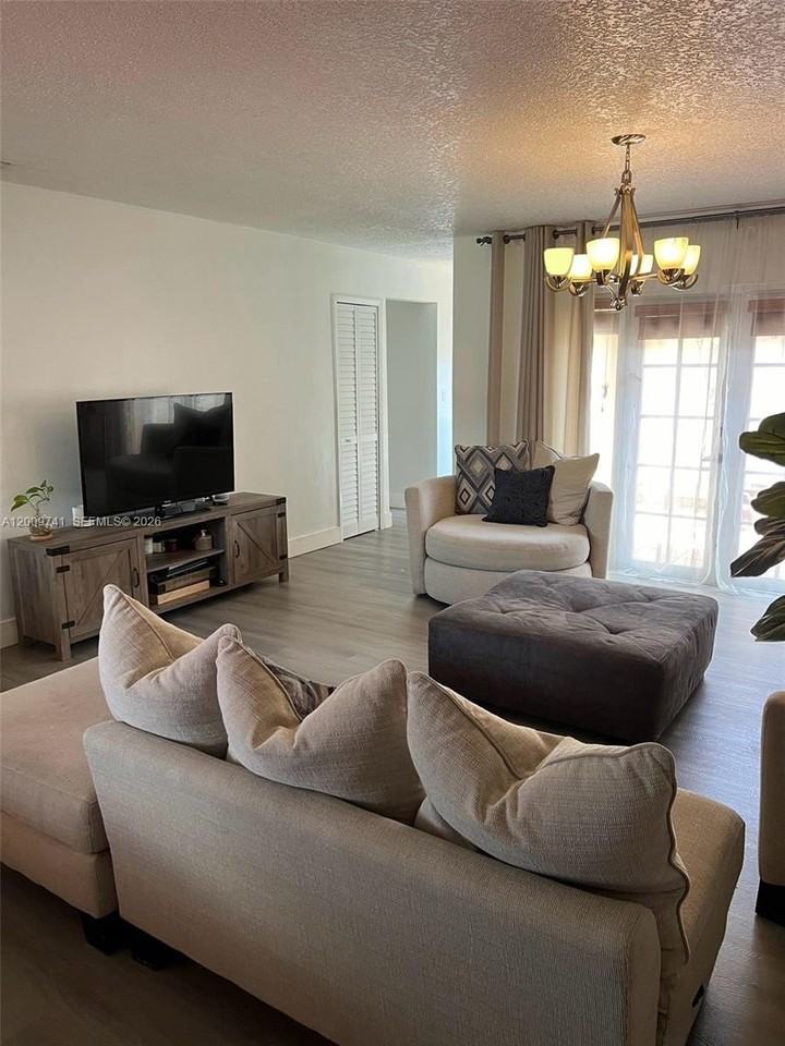 921 Nw 133rd Ave - Photo 3 of 22