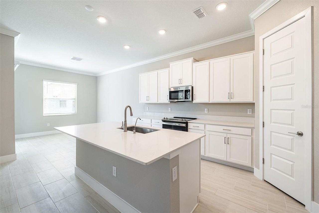 7706 S Shamrock Rd - Photo 4 of 31