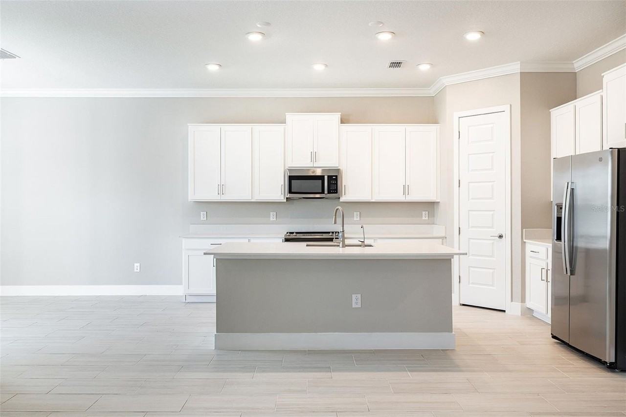 7706 S Shamrock Rd - Photo 5 of 31