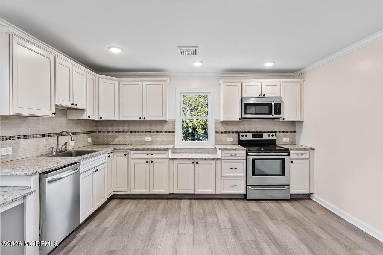 837 Forest Ave - Photo 2 of 3
