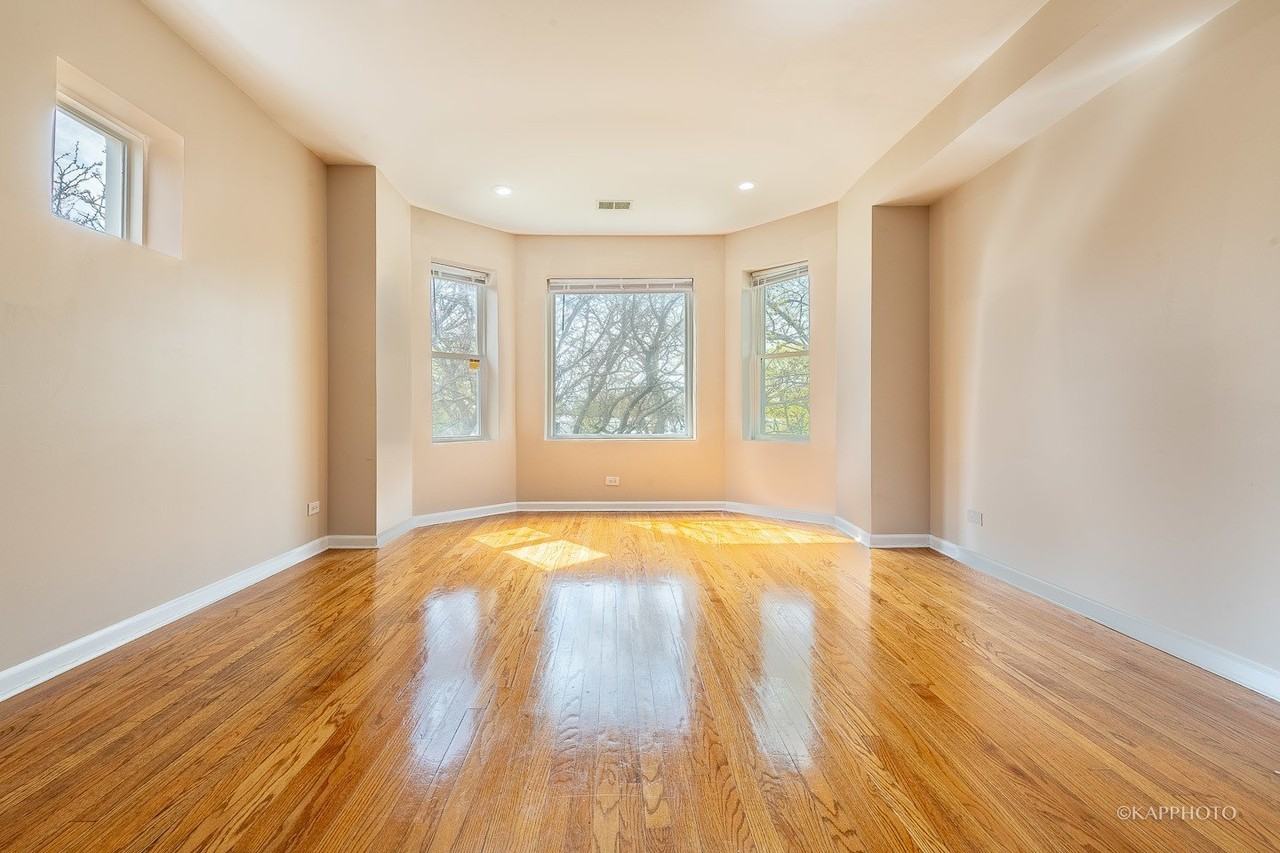 8225 S Prairie Ave #1 - Photo 3 of 28