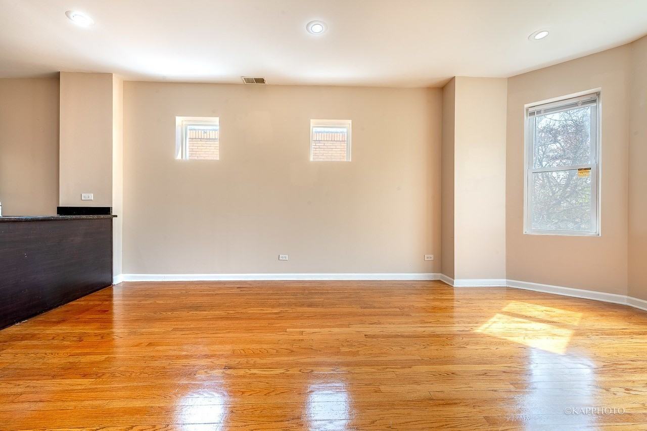 8225 S Prairie Ave #1 - Photo 4 of 28