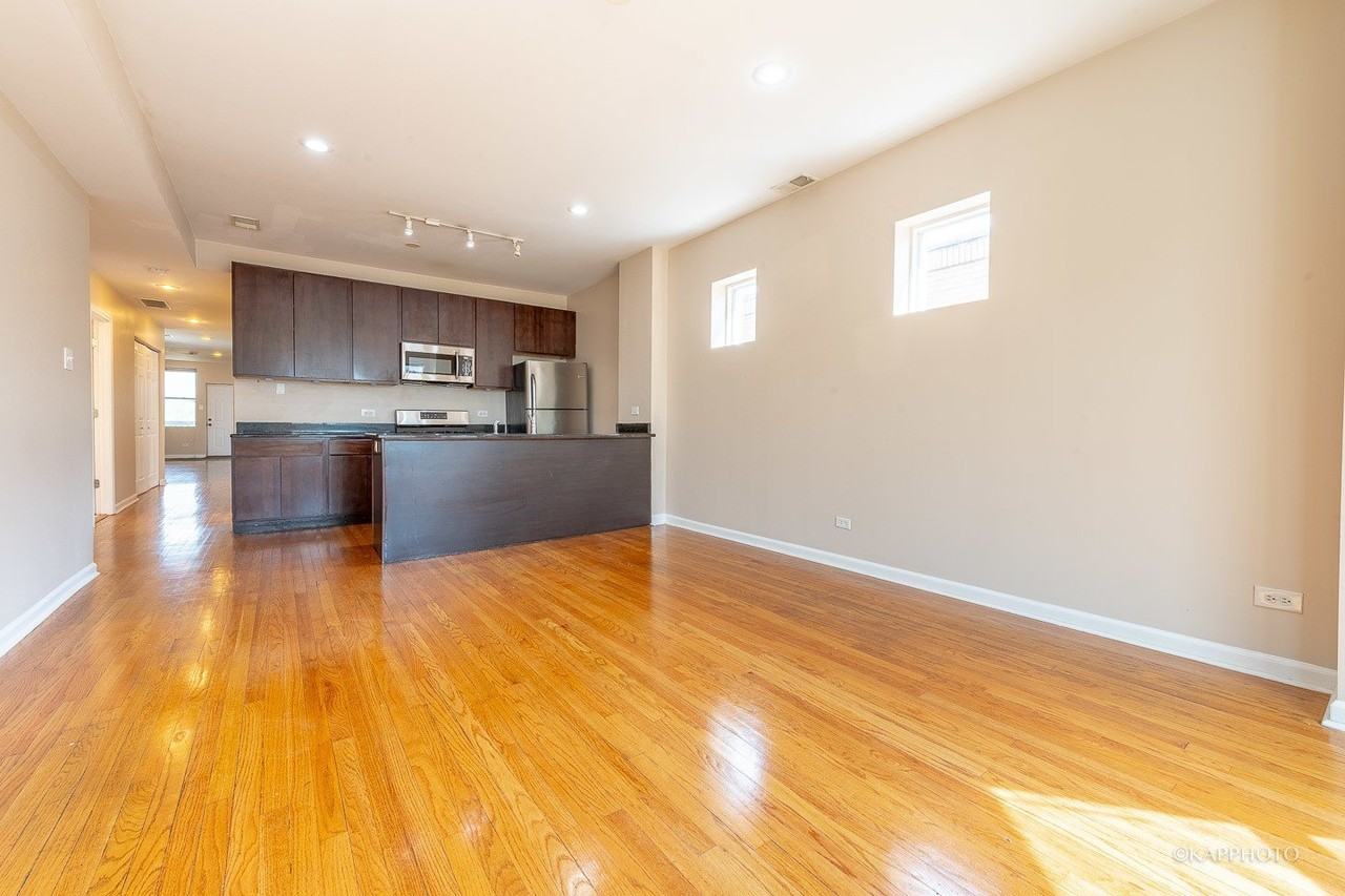 8225 S Prairie Ave #1 - Photo 5 of 28