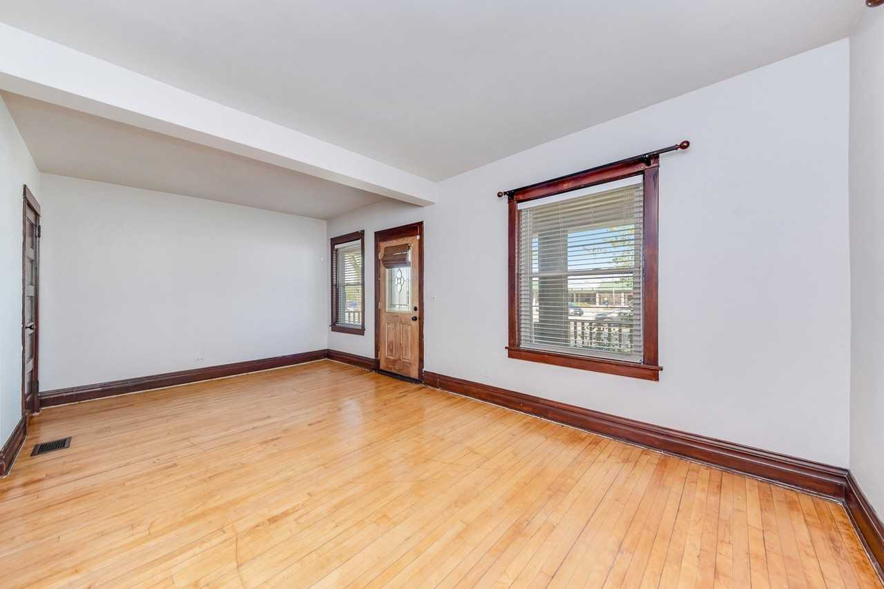 426 N La Grange Rd #1 - Photo 5 of 18