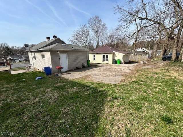 155 Fernwood Ave - Photo 4 of 14