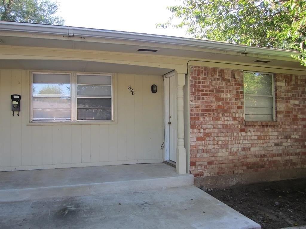 820 Russell Cir - Photo 2 of 10
