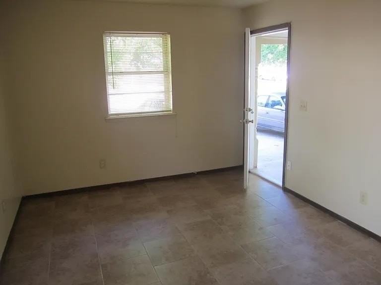 820 Russell Cir - Photo 3 of 10