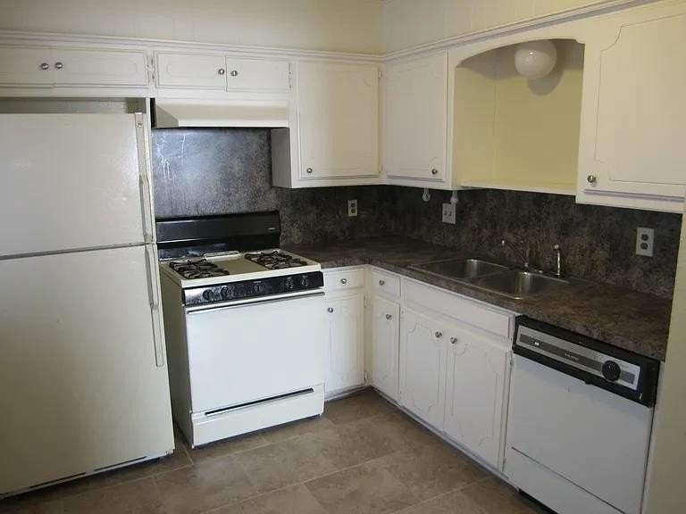 820 Russell Cir - Photo 4 of 10
