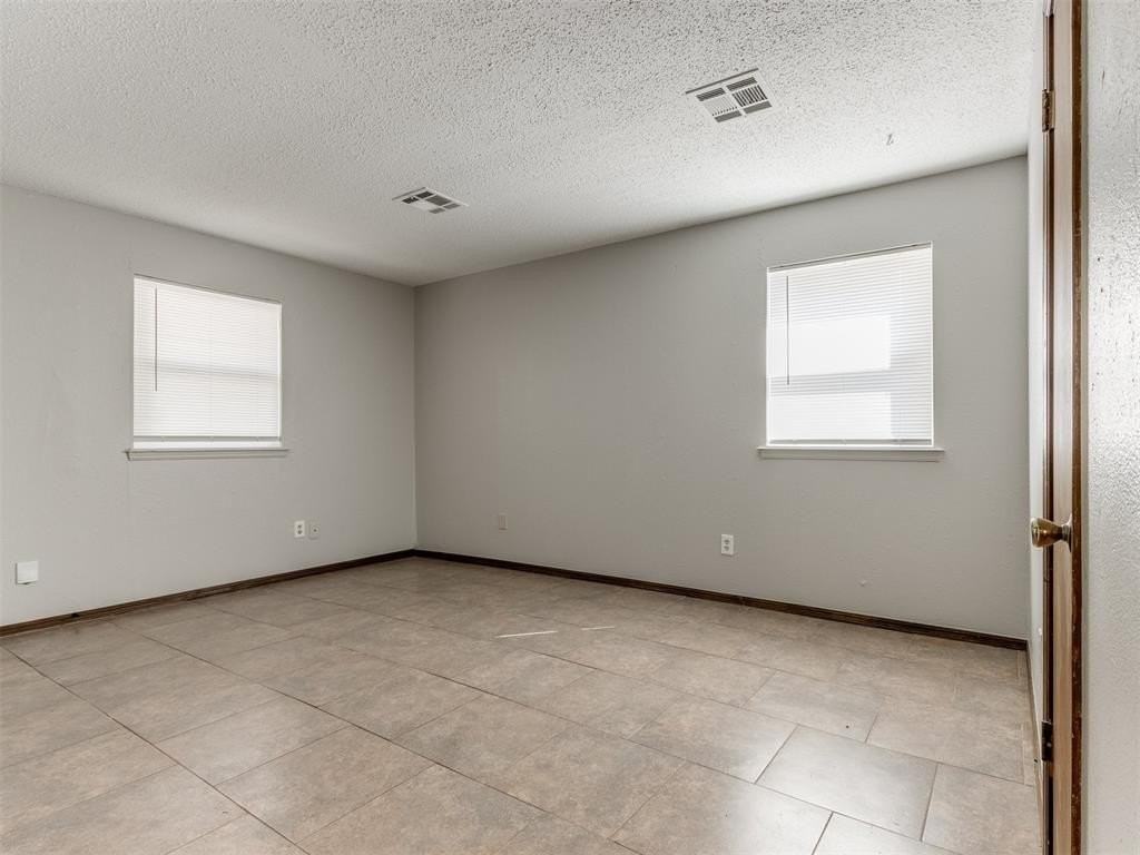 822 Russell Cir - Photo 3 of 24