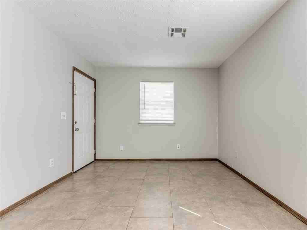 822 Russell Cir - Photo 4 of 24
