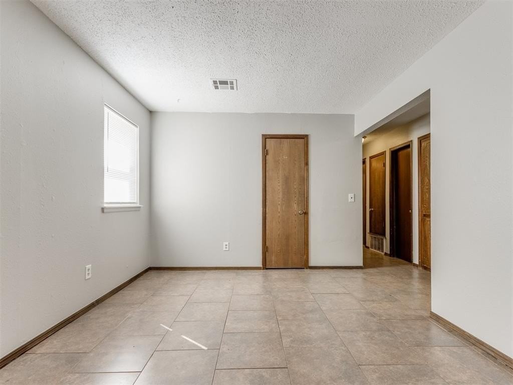 822 Russell Cir - Photo 5 of 24