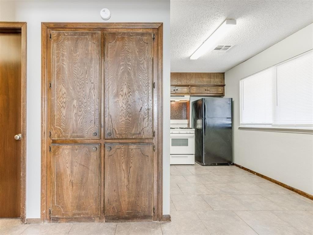 822 Russell Cir - Photo 7 of 24
