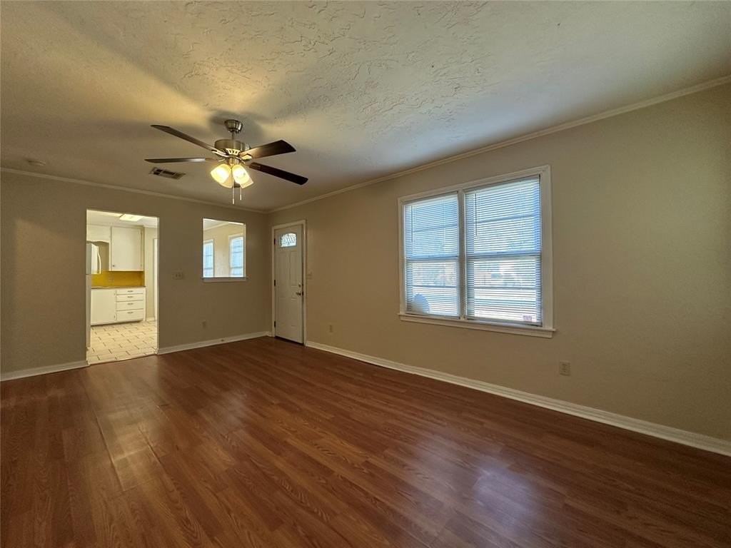 110 E Dale St - Photo 4 of 11