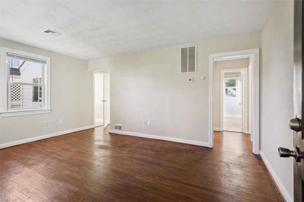 932 16th St - Photo 3 of 27