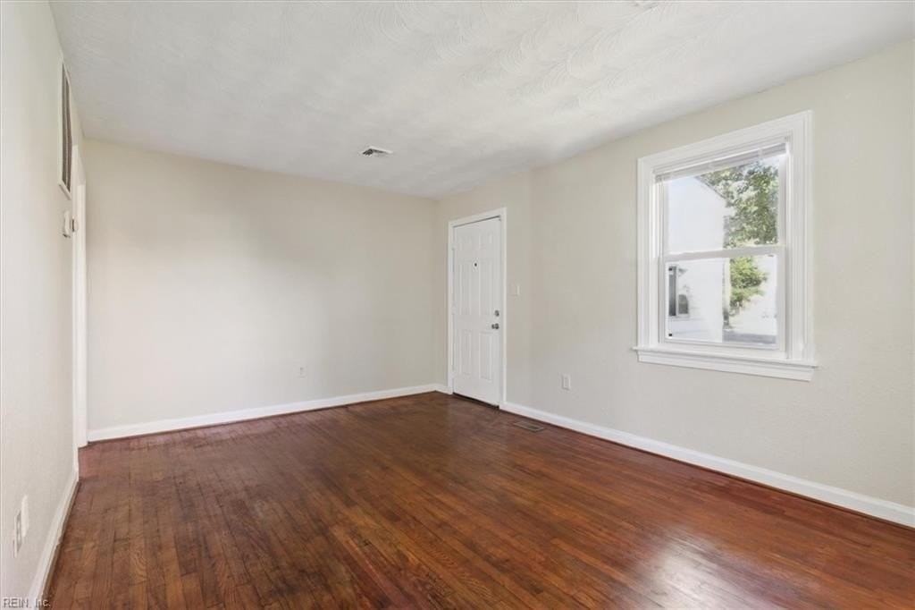 932 16th St - Photo 6 of 27