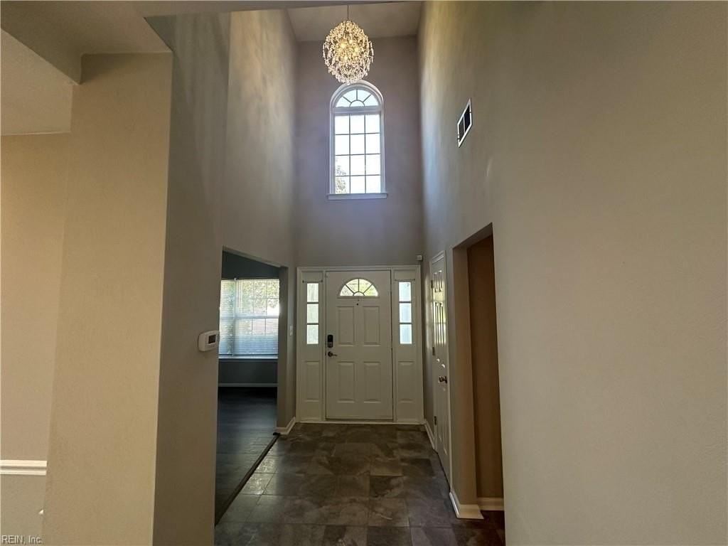 521 Windward Dr - Photo 2 of 37