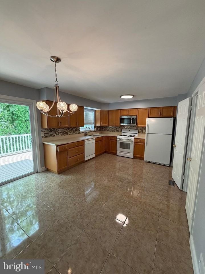 1224 Farley Ct N - Photo 4 of 16